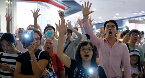 香港上诉庭推翻原审法院裁决，将抗议歌曲《愿荣光归香港》列为禁