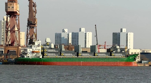 照片显示中国货船装备导弹发射器