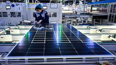 内卷低价竞争拖累 中国两大太阳能巨头2025年续亏损 内卷低价竞争拖累 中国两大太阳能巨头2025年续亏损