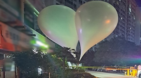 朝鲜粪便气球飘近韩国总统府 首尔避免垃圾破球而出不敢击落