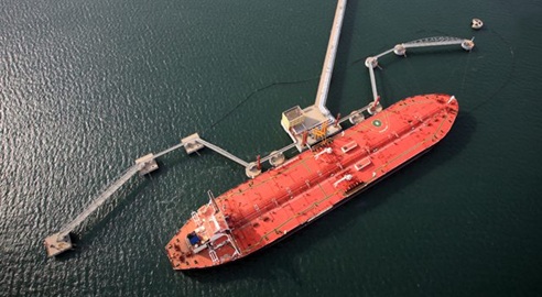 在阿曼海岸附近的霍尔木兹海峡,一艘油轮在一次袭击后沉没 在阿曼海岸附近的霍尔木兹海峡,一艘油轮在一次袭击后沉没