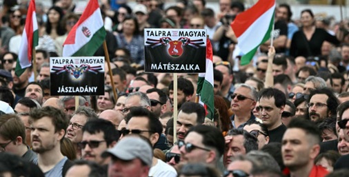 匈牙利数万人抗议欧尔班