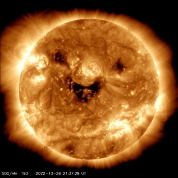 卫星拍到太阳在「微笑」 NASA发布照片引网友发挥创意
