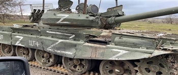 新视频显示普京向乌克兰发送了古老的 T-62MV 坦克