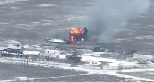 福布斯商航空航天与国防
俄罗斯军队的仓库门敞开着。乌克兰无人机直接飞进去——炸毁了一堆装甲车。