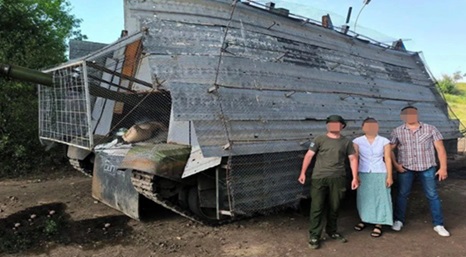 如何炸毁俄罗斯的海龟坦克：连续用两架无人机击中它们