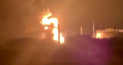 乌克兰无人机在圣诞节夜间轰炸俄罗斯重要港口、天然气厂和机场 乌克兰无人机在圣诞节夜间轰炸俄罗斯重要港口、天然气厂和机场