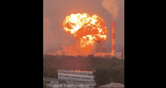 乌克兰无人机瞄准俄罗斯各地的关键炼油厂和军事设施