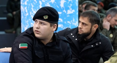 在格罗兹尼,警方抵达了卡德罗夫的儿子因交通事故被送往的医院。 在格罗兹尼,警方抵达了卡德罗夫的儿子因交通事故被送往的医院。