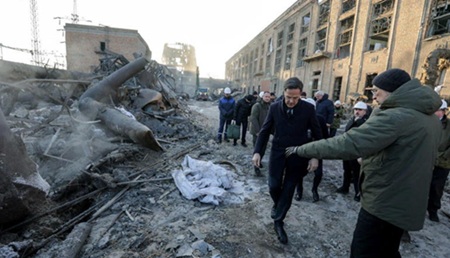 在和平谈判前夕，俄罗斯猛烈轰击乌克兰