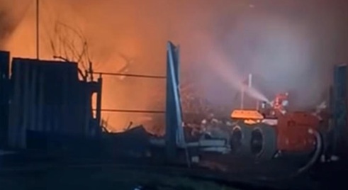 亚速部队首次使用机器人扑灭俄军袭击后的火灾 亚速部队首次使用机器人扑灭俄军袭击后的火灾
