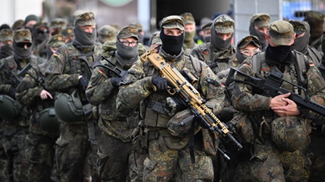 乌克兰士兵从联邦国防军获得新的作战装备