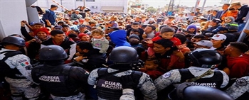 数百名移民试图在墨西哥边境强行进入美国