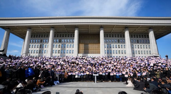 紧急戒严引发政治危机 韩国六大在野党联手提交尹锡悦弹劾案