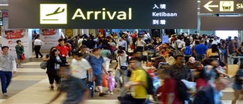 没签证被拒登机 中国女护照夹美钞贿赂航警 惨了…