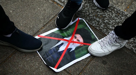 伊朗关闭，大规模街头抗议演变为致命