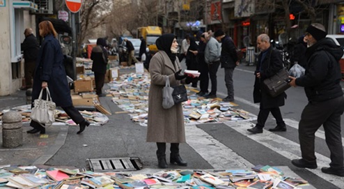 伊朗爆发致命抗议后,民众生活在近乎封锁的状态 伊朗爆发致命抗议后,民众生活在近乎封锁的状态