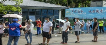 广州疫情爆发 海珠区数千人核酸检测人挤人