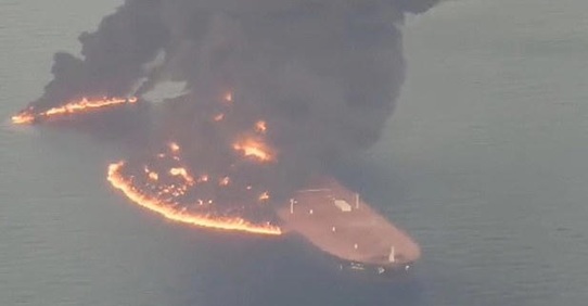 霍尔木兹海峡附近一艘油轮遭导弹袭击,造成严重漏油,海滩关闭。 霍尔木兹海峡附近一艘油轮遭导弹袭击,造成严重漏油,海滩关闭。