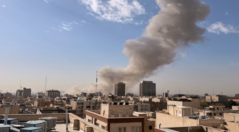 美国和以色列对伊朗发动重大攻击，特朗普敦促伊朗人“接管你们的政府”