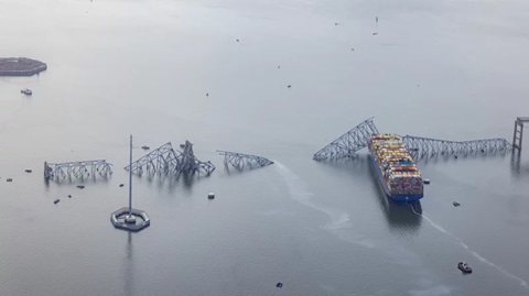 新的深水航道允许第一艘船通过巴尔的摩的基桥残骸