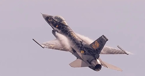 美国空军正在测试一架自动飞行的 F-16 战斗机，并派其老板作为乘客升空