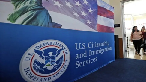 拜登任内进入美国的难民必须重新审查 绿卡申请暂停