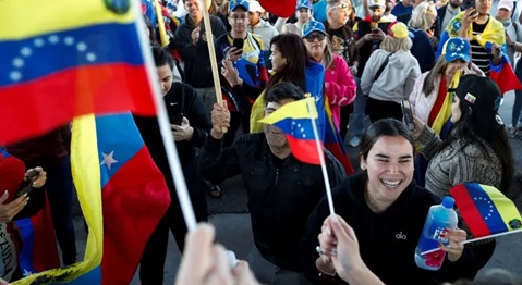 庆马杜罗倒台 南佛州委国侨民涌街头 挥舞国旗高呼「自由」 庆马杜罗倒台 南佛州委国侨民涌街头 挥舞国旗高呼「自由」