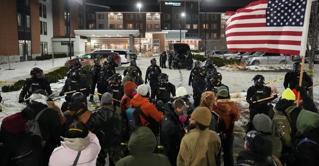 反ICE煽动者在明尼苏达酒店外被捕,警方宣布非法集会:“不再和平” 反ICE煽动者在明尼苏达酒店外被捕,警方宣布非法集会:“不再和平”