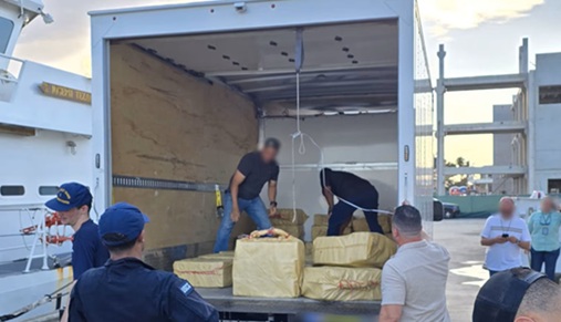 海岸警卫队和国土安全工作组合作伙伴在波多黎各圣胡安查获并卸下