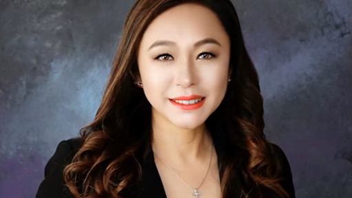 阿卡迪亚市长王爱琳承认作为中国间谍，与前任经营假新闻网站，达成令人震惊的认罪协议