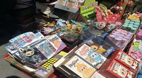纽约警突击坚尼路 查扣山寨名牌、Labubu市值1.5亿元 纽约警突击坚尼路 查扣山寨名牌、Labubu市值1.5亿元